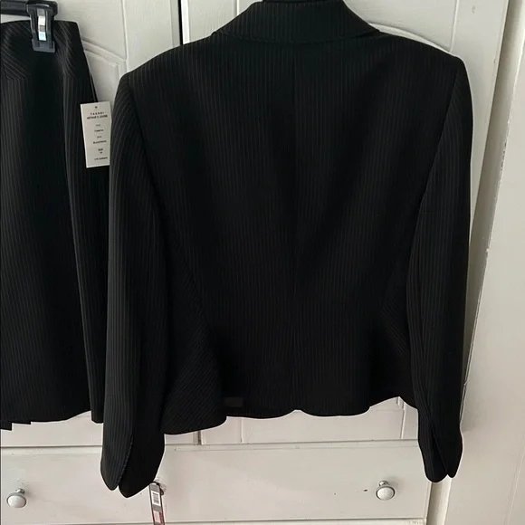 Tahari Black and White Pinstripe Two Piece Suite NEW WITH TAGS, Smoke Free Home - Picture 6 of 12